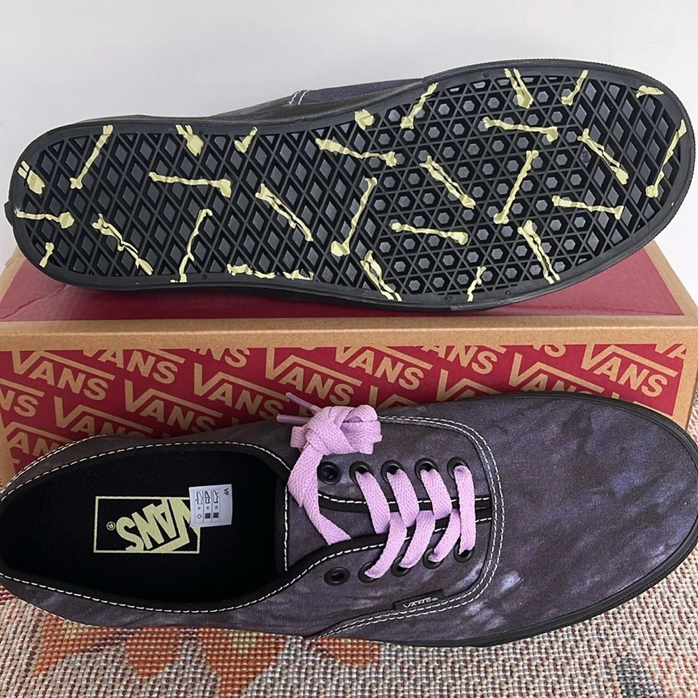 Vans WMNS Authentic
Midnight Shift Black/Black
VN0009PVBKA
Sneakers - Picture 2 of 16